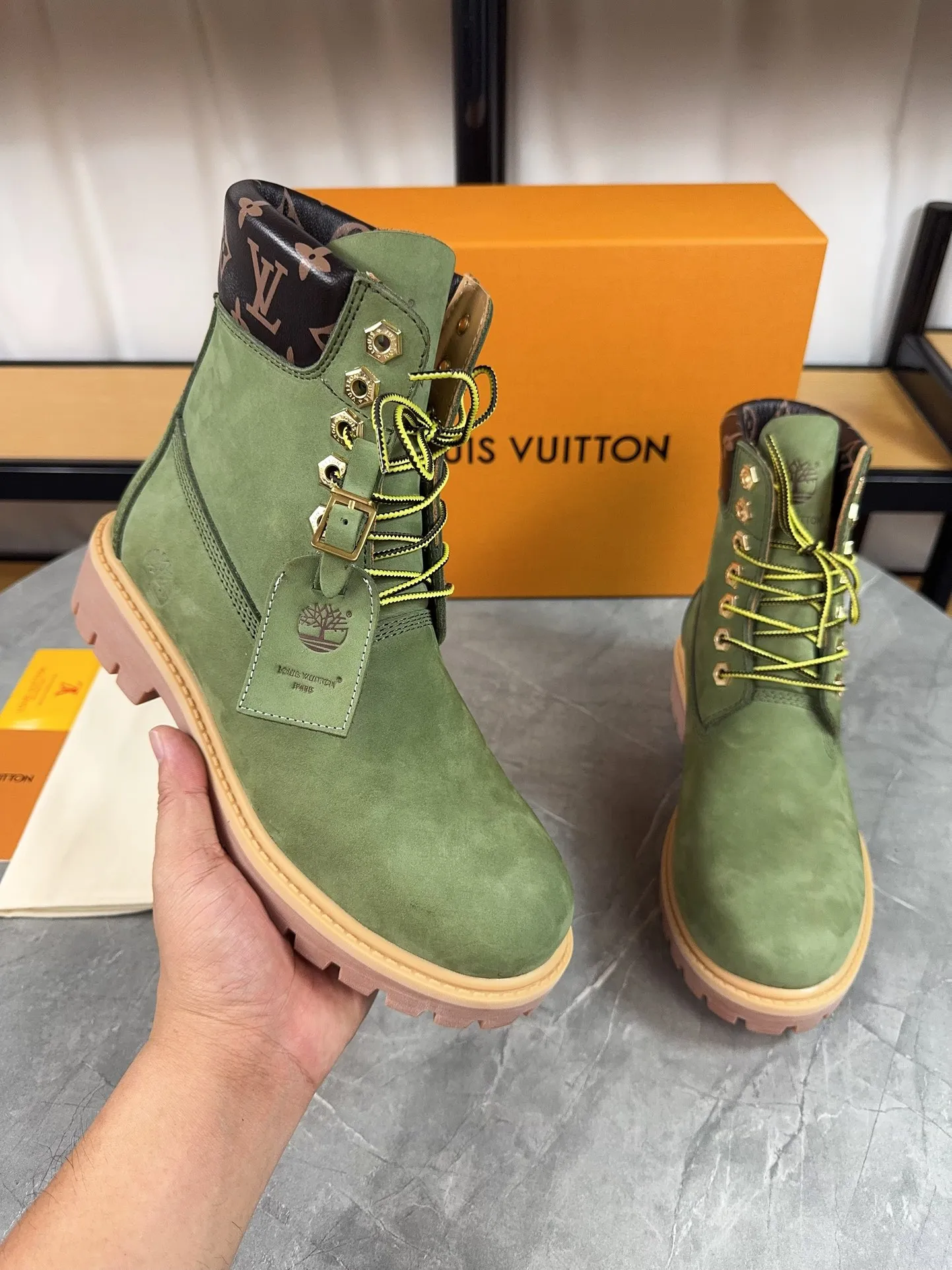 Couple model 💰700 ❤️Top version: Couple model LV x Timberland Timberland joint model Presbyopia Embossed Rhubarb boots Ankle boots Short boots LV x Timberland ankle boots are made of Monogram embossed waterproof nubuck cow leather, relying on the brand's exquisite craftsmanship to carefully reshape the classic Timberland 6-inch boot shape in Italy, and make an eye-catching appearance in 2024 created by Pharrell Williams with American workwear style Autumn and winter menswear show. Monogram embossed tongue, original Timberland laces and outsole are exquisite details, and the leather label expresses the cooperation logo. Exquisite packaging at the delivery counter🛍📦 ▪️Material: Original customized imported first-layer cowhide ▪️Inner lining: Original customized leather lining/mesh lining ▪️Outsole: Original molded anti-slip rubber material ▪️Sole thickness: 3.5CM ▪️Size: Women's 35-40 Men's 39-46